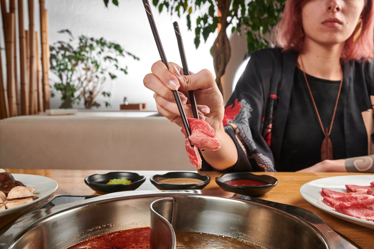 Стол с хотпотом Eastoria и свежими добавками